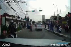 Viral! Detik-detik Pelajar Bogor Dibacok saat Nyeberang Jalan Terekam Dashcam