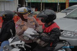 Polwan Polres Sukoharjo Bagikan Ratusan Takjil ke Pengguna Jalan