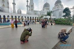 Diserbu Warga, Ini Tantangan & Cuan Jasa Foto di Masjid Raya Sheikh Zayed Solo