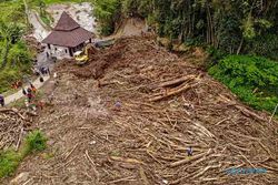 Dampak Banjir Bandang di Malang, Saluran Irigasi Putus Dipenuhi Lumpur & Kayu
