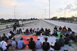 Tuntut Uang Ganti Rugi Lahan, Warga Blokir Jalan Tol Jatikarya Bekasi