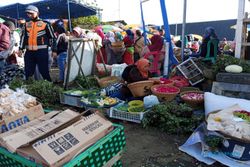 Harga Naik Drastis Jelang Lebaran, Penjual Bunga Tabur di Bandungan Panen Cuan