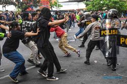 Demo Tolak UU Ciptaker di Semarang Ricuh, Polisi Tembakkan Gas Air Mata