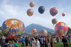 Wow! Puluhan Balon Udara Warna-Warni Hiasi Langit di Kledung Temanggung