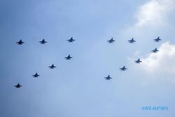 Atraksi Pesawat Tempur dan Terjun Payung Meriahkan HUT ke 77 TNI AU