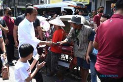 Kunjungi Sejumlah Pasar di Solo, Jokowi Bagikan Bantuan ke Pedagang