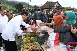Jokowi Cek Harga Bahan Pokok Jelang Lebaran di Pasar Selo Boyolali