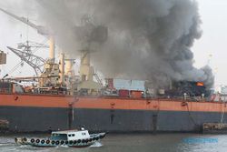 Kapal Kargo Anugerah Mandiri Terbakar di Pelabuhan Tanjung Perak Surabaya