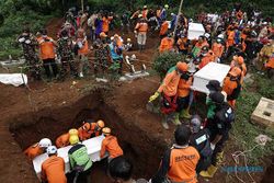 Pemakaman 9 Korban Pembunuhan Dukun Pengganda Uang di Banjarnegara