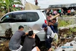 Pengemudi Alami Kram Tangan, Mobil Avanza Terjun ke Sawah di Suruh Semarang