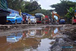Jalur Pantura Pati Macet Parah Dampak Perbaikan dan Pengecoran Jalan