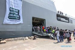 Ratusan Peserta Mudik Gratis Naik Kapal Perang Tiba di Pelabuhan Tanjung Emas