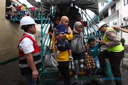 Ribuan Pemudik Lebaran Tiba di Pelabuhan Tanjung Perak Surabaya