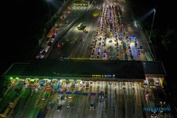 Suasana Arus Mudik Lebaran Gelombang Pertama di Pintu Tol Cikampek