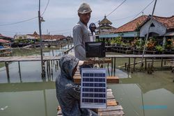 Kampanye Hemat Energi, Aktivis Lingkungan Pasang PJU-TS di Kampung Rob Demak