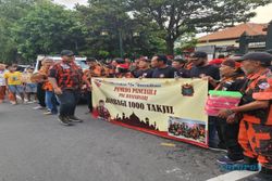 Pemuda Pancasila Banjarsari Bagikan 1.000 Takjil di Ngarsopuro Solo