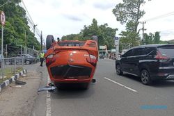 Diseruduk, Mobil Ayla Tabrak Trotoar Hingga Terbalik Di Jalan Solo-Tawangmangu