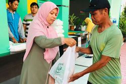 SDIT Nur Hidayah Solo Bagikan 311 Paket Zakat ke Warga Kurang Mampu