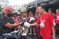 Satgas Singondoko PDIP Solo Bagikan 500 Takjil di Jalan dr. Radjiman