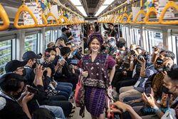 Trunk Show di Gerbong Kereta LRT Palembang, Kenalkan Kain Khas Sumsel
