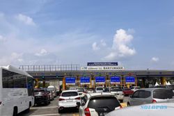 Siang Ini, Gerbang Tol Banyumanik Semarang Mulai Dipadati Kendaraan Pemudik