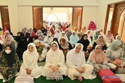 Seusai Salat Id di Masjid Baiturrahmah, Warga Sukoharjo Bersalam-Salaman