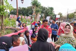 Bagi-bagi Takjil di Alun-alun Klaten, Bupati Sri Mulyani Diserbu Warga