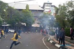 Ricuh, Demo Mahasiswa di Kantor Gubernur Jateng Diwarnai Tembakan Gas Air Mata