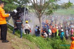 Detik-Detik Evakuasi Korban Meninggal Terimpit Truk Paket di Laka Tol Boyolali