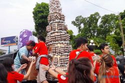 Gunungan Berisi Ribuan Telur Paskah Dibagikan di Simpang Lima Boyolali