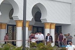 Jokowi, Ganjar, Gibran, dan Jan Ethes Salat Jumat di Masjid Sheikh Zayed