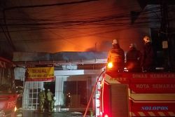 Kebakaran Landa Rumah & Toko Mebel di Semarang, 10 Mobil Damkar Dikerahkan