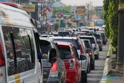 Sabar Ya! Lalu Lintas Padat Merayap di Jalan Solo-Jogja Tegalgondo Klaten