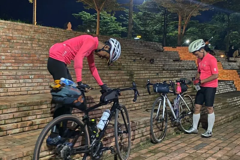 Naik Sepeda Onthel, Dua Pemudik Asal Cikarang Pulang Kampung ke Solo