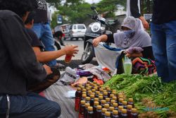 Protes Ketimpangan Sosial, Sekelompok Pemuda di Semarang Gelar Pasar Gratis