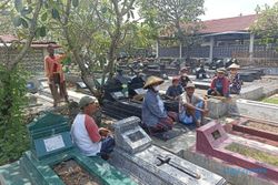 Berkah Lebaran, Pembersih Makam di Pracimaloyo Raup Rp500.000/Hari 