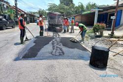 Cek Pekerjaan Perbaikan Jalan di Jatinom Klaten, Sri Mulyani: H-7 Lebaran Kelar