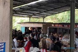 Ngobrol Lama dengan Bakul di Pasar Selo Boyolali, Jokowi: Harga Turun Semua