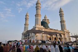 Bupati jadi Khotib, Ribuan Muslim Salat Id di Masjid Madaniyah Karanganyar