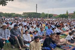 Membeludak! Ribuan Warga Muhammadiyah Salat Idulfitri di Alun-alun Karanganyar