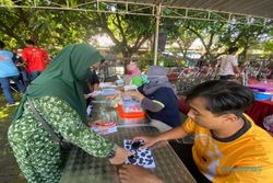 Pra Deklarasi, Relawan Jaringan Militan Ganjar Adakan Pasar Murah di Solo