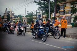 500 Takjil Gratis Dibagikan kepada Pengguna Jalan di Kedawung Sragen