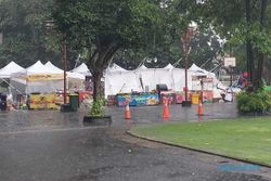 Diterjang Angin Kencang, Tenda Pasar Takjil di Balai Kota Solo Ambruk