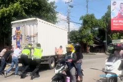 Mogok di Perempatan Gemolong Sragen, Polisi Dorong Truk Boks Sejauh 30 Meter