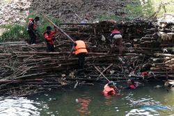 Cegah Banjir, Ratusan Relawan Wonogiri Bersihkan Aliran Sungai Bengawan Solo