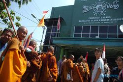 32 Biksu Peserta Ritual Thudong Singgah di Kantor PCNU Brebes