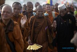 Viral Biksu Thailand Disambut Meriah saat Jalan Kaki ke Candi Borobudur