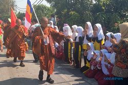 Antusiasme Warga Pekalongan Sambut Rombongan Biksu Jalan Kaki ke Borobudur