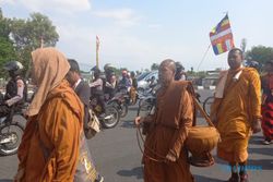 Sambut Meriah 32 Biksu Tudhong, Warga Semarang Berikan Roti dan Air Minum
