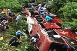 Bus Wisata Masuk Sungai di Guci, Diduga Sopir Tinggalkan Bus saat Mesin Hidup
